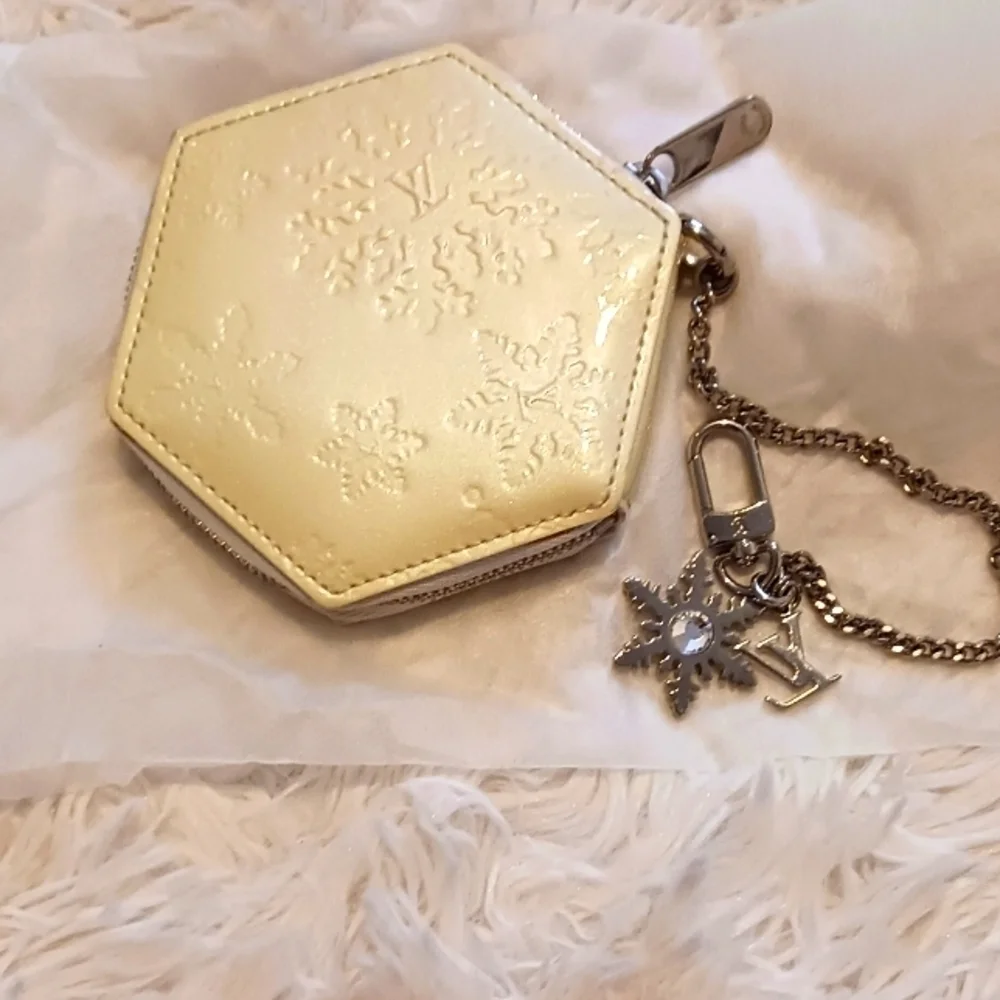 Louis vuitton Vernis Porte Monnaie Flocon coin purse.